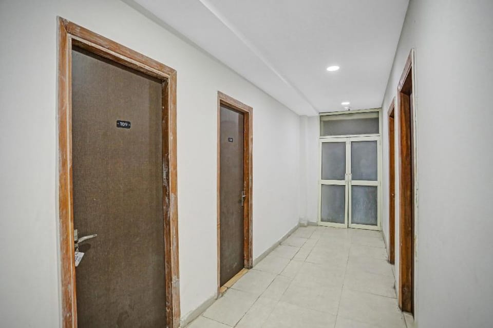 Capital O Paschim Vihar West Hotel in Delhi