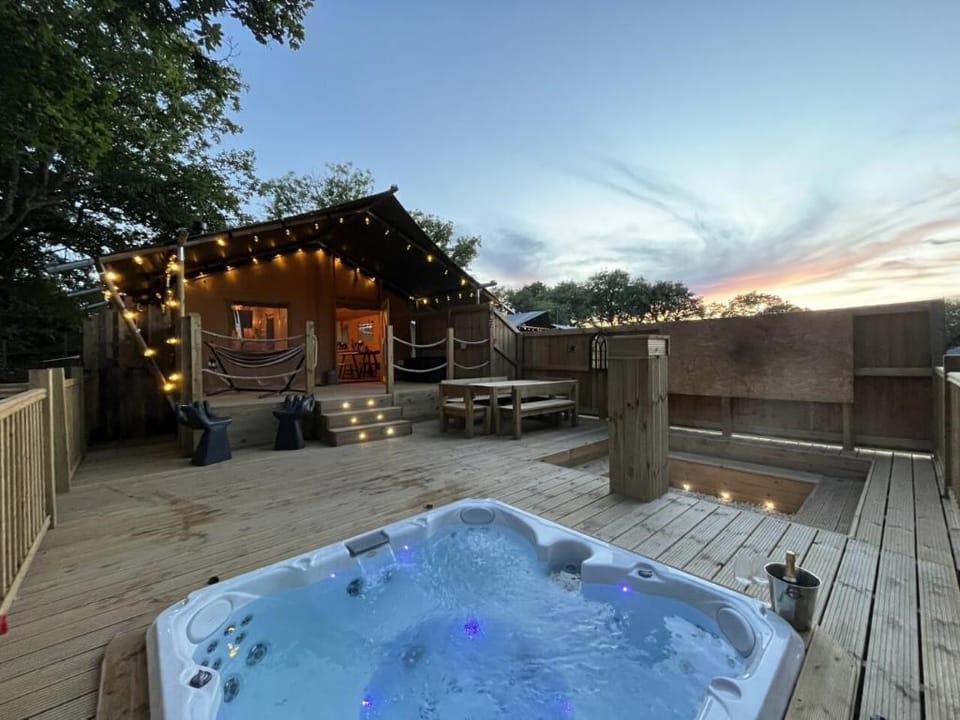 Robin Hood Safari Tent Hotel in Saint Florence