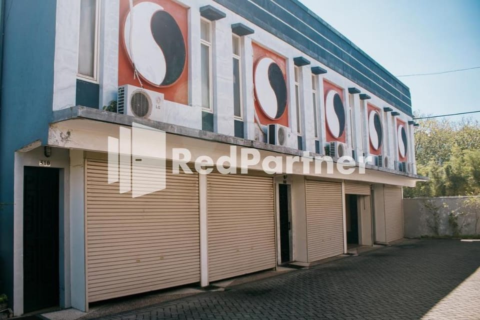 Pits Hotel Mitra RedDoorz near Atom Mall Hotel in Surabaya