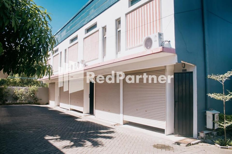 Pits Hotel Mitra RedDoorz near Atom Mall Hotel in Surabaya