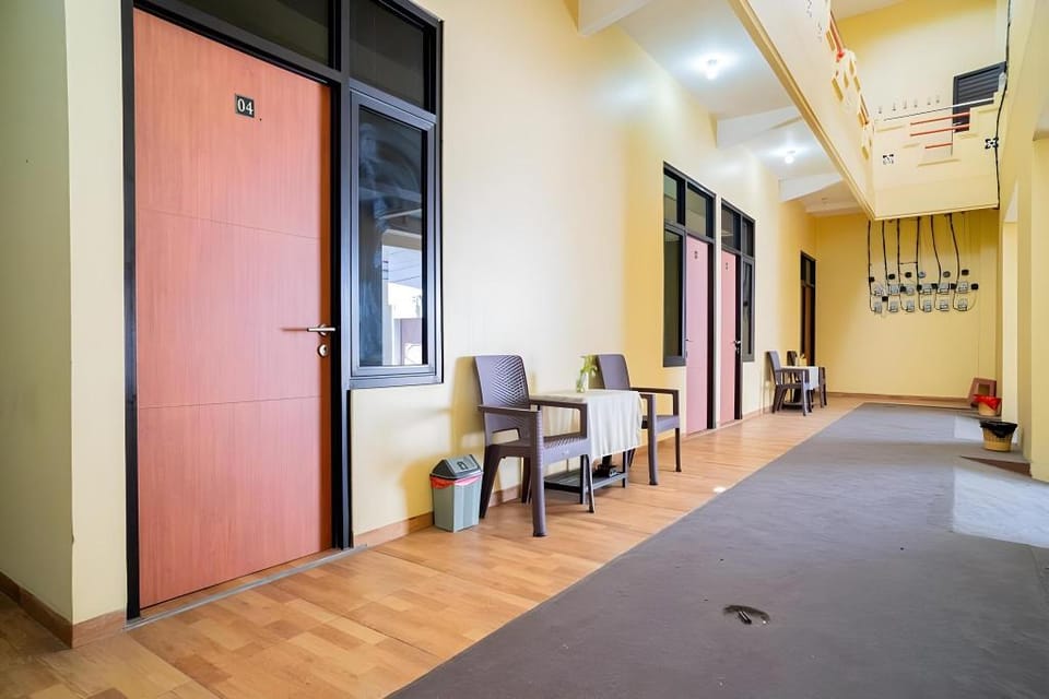 RedDoorz Syariah near Jembatan Merah Plaza Hotel in Surabaya