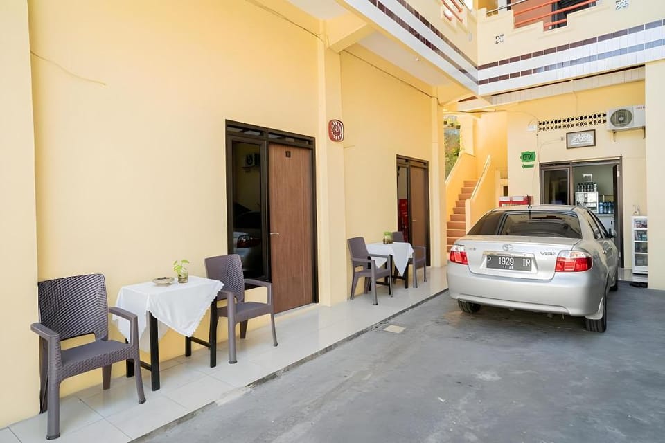 RedDoorz Syariah near Jembatan Merah Plaza Hotel in Surabaya