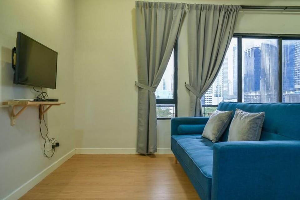 Balcony KLCC View Studio l Netflix l 100MB WiFi Apartment in Federal Territory of Kuala Lumpur