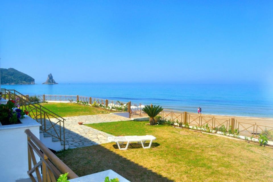 Beachfront Loft Apartment - Agios Gordios, Corfu Apartment in Saint Gordios beach