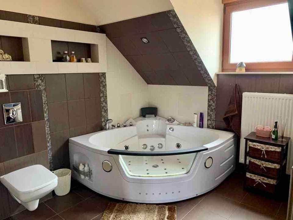 Dom nad jeziorem z prywatnym kortem, jacuzzi,sauna Vacation rental in Pomeranian Voivodeship