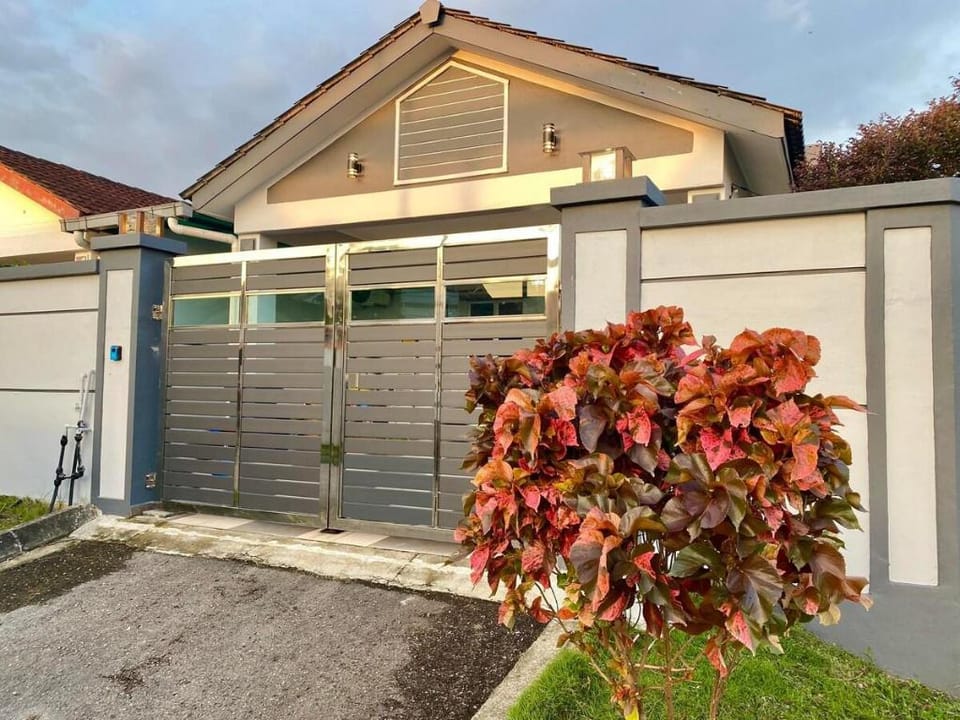 Timber Homestay ?Mount Austin Johor Bahru?? Vacation rental in Johor Bahru