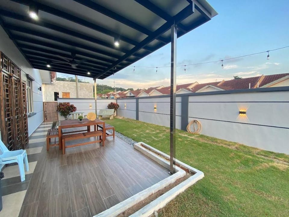 Timber Homestay ?Mount Austin Johor Bahru?? Vacation rental in Johor Bahru