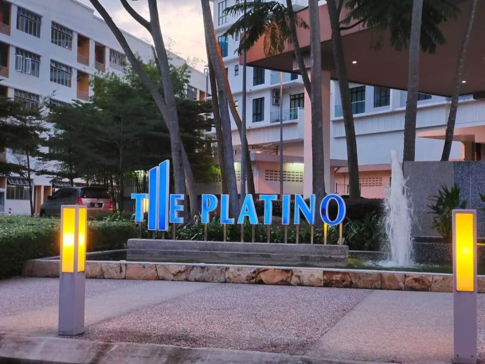 Platino 2Bed Paradigm Mall Netflix PoolView BySTAY Apartment in Johor Bahru