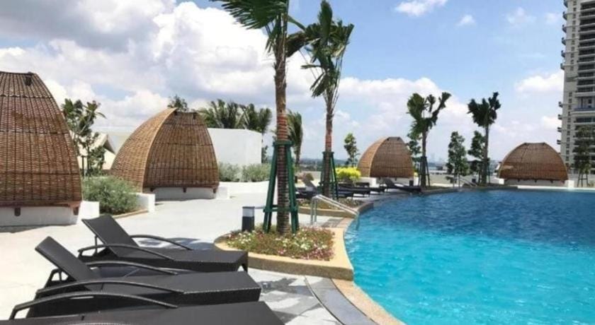 Almas Suites Poolview Netflix 100mbps BySTAY Apartment in Johor