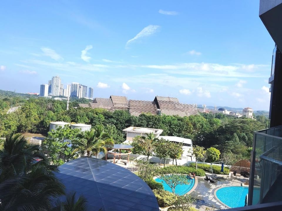 Almas Suites Poolview Netflix 100mbps BySTAY Apartment in Johor