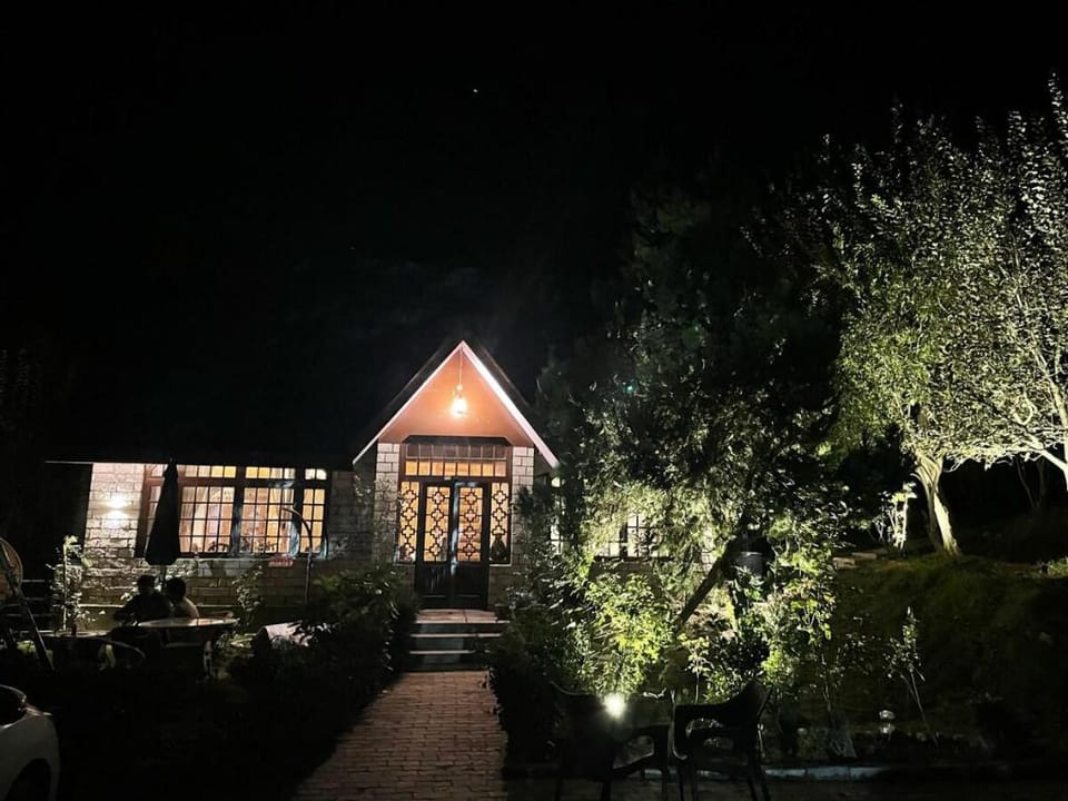 Sundazed Cottage by EdenHomes Villa in Manali
