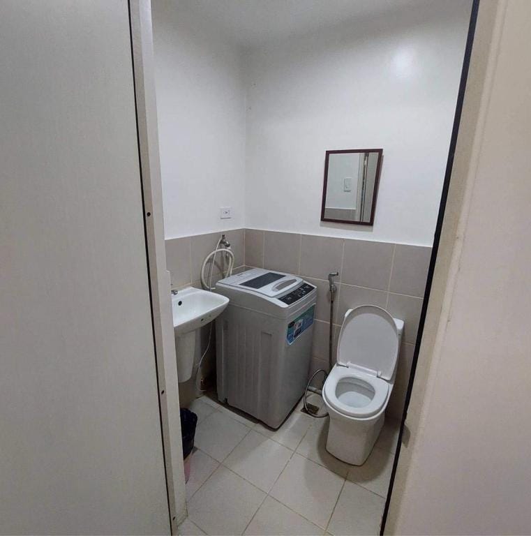 Studio-Type Condo, high view, with pool Apartment in Las Pinas