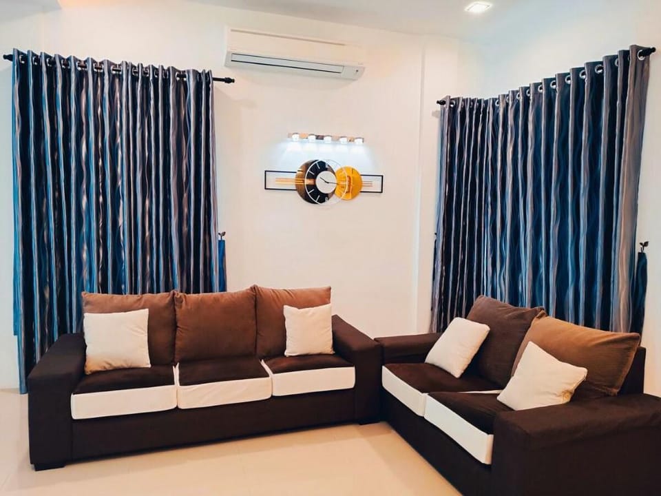 Cheerful house with plenty of parking (8-10pax) Vacation rental in Kuching