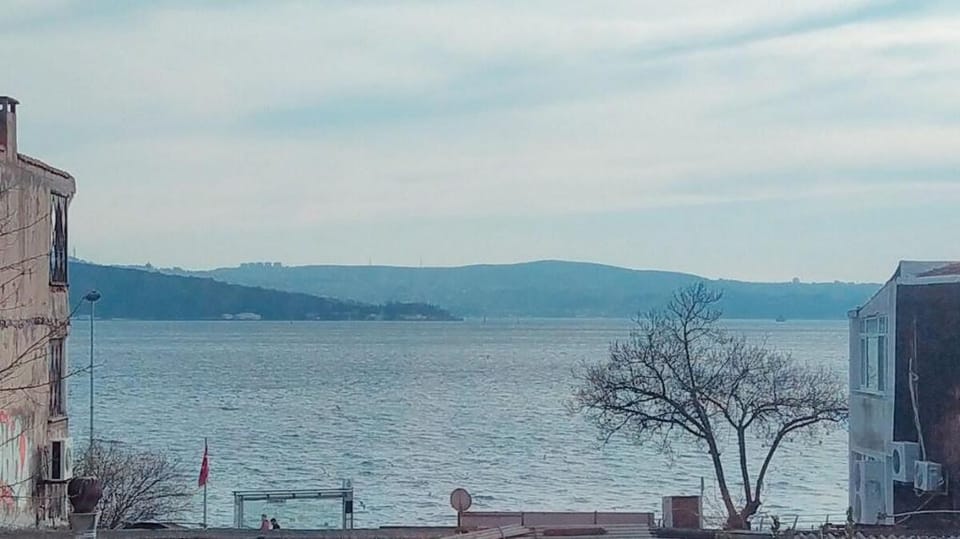 Sarıyer sahilde Deniz Manzaralı EV Sahile 15 Metre Vacation rental in Istanbul