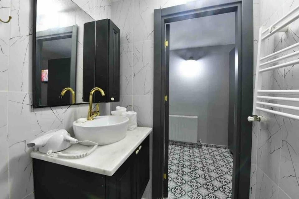 Room with private kitchen and bathroom at Kabataş Apartment in Istanbul