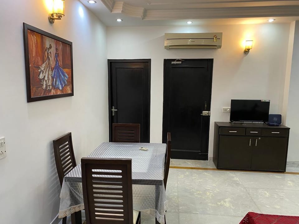 LUXURIOUS 3 BEDROOM APARTMENT Apartment in New Delhi