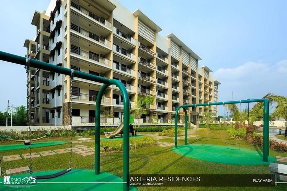 Tropical 2BR condo near airport in Paranaque Apartment in Las Pinas