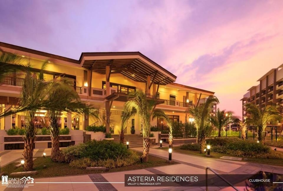 Tropical 2BR condo near airport in Paranaque Apartment in Las Pinas