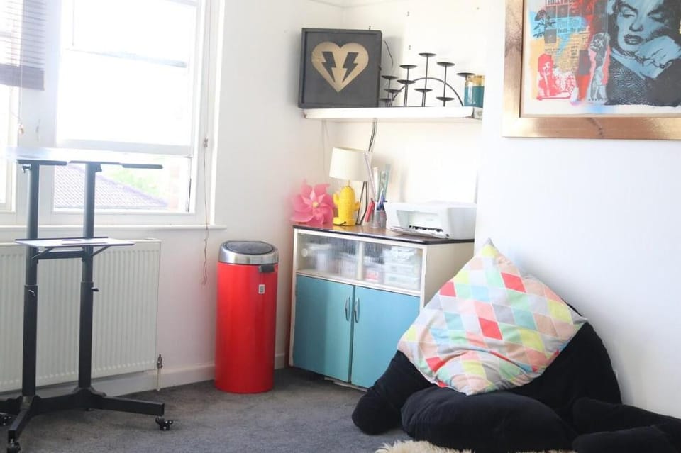 Large 1bed office free street parking living room Vacation rental in Bristol