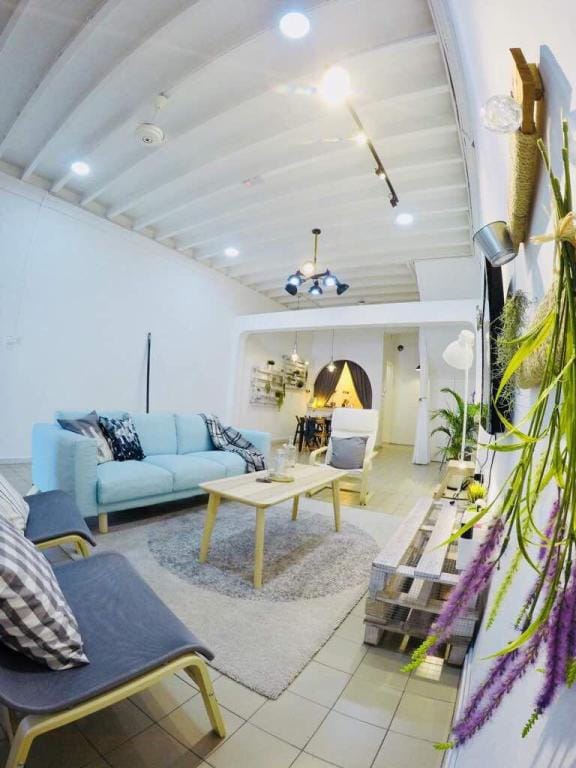 Cheerful 5BR- Family & frens for 5-17pax 4Car park Vacation rental in George Town