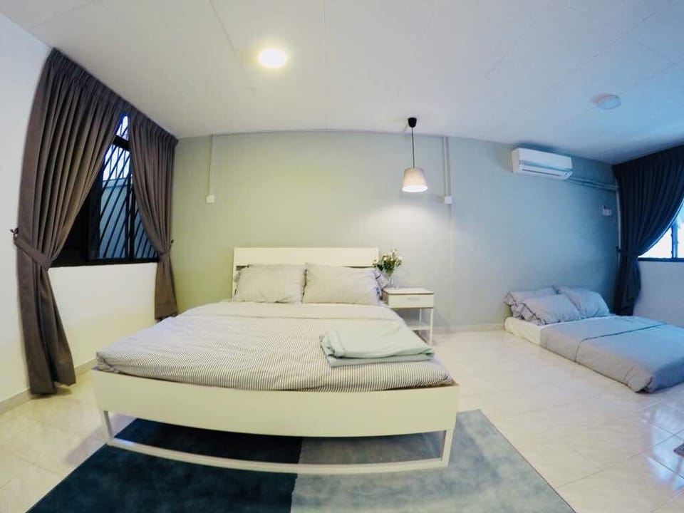 Cheerful 5BR- Family & frens for 5-17pax 4Car park Vacation rental in George Town
