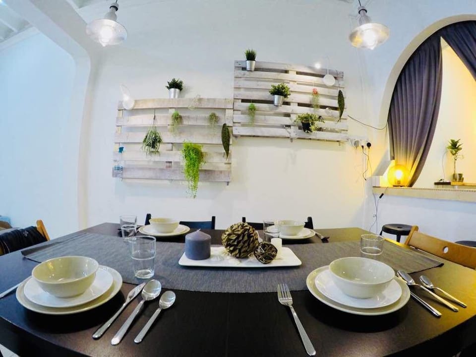 Cheerful 5BR- Family & frens for 5-17pax 4Car park Vacation rental in George Town