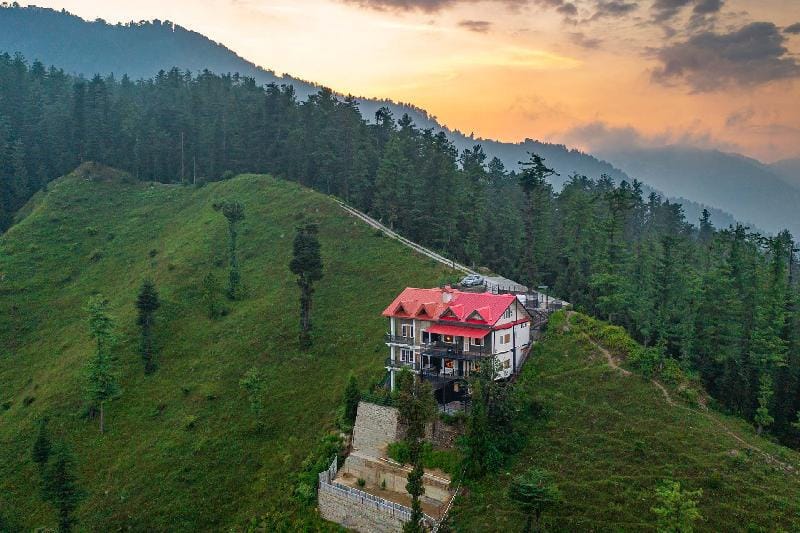 Eastbury by VEO - Part of StayVista Villa in Himachal Pradesh
