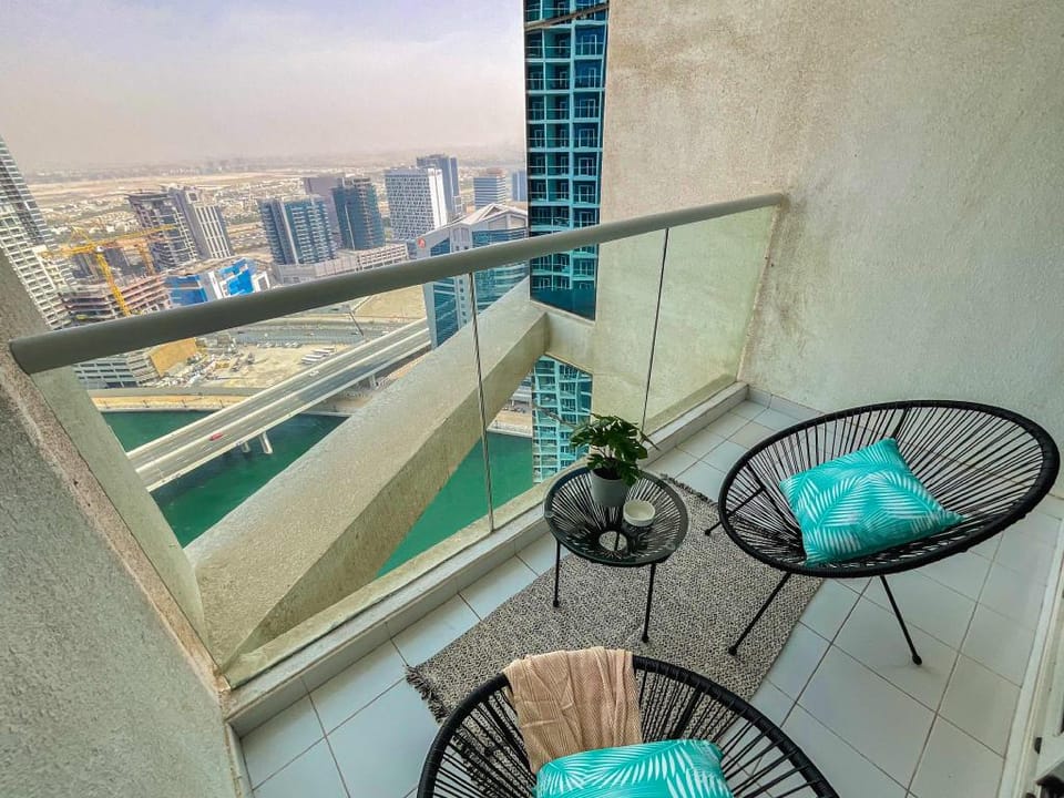 Roomy and Chic Studio with Panoramic Canal Views Apartment in Dubai