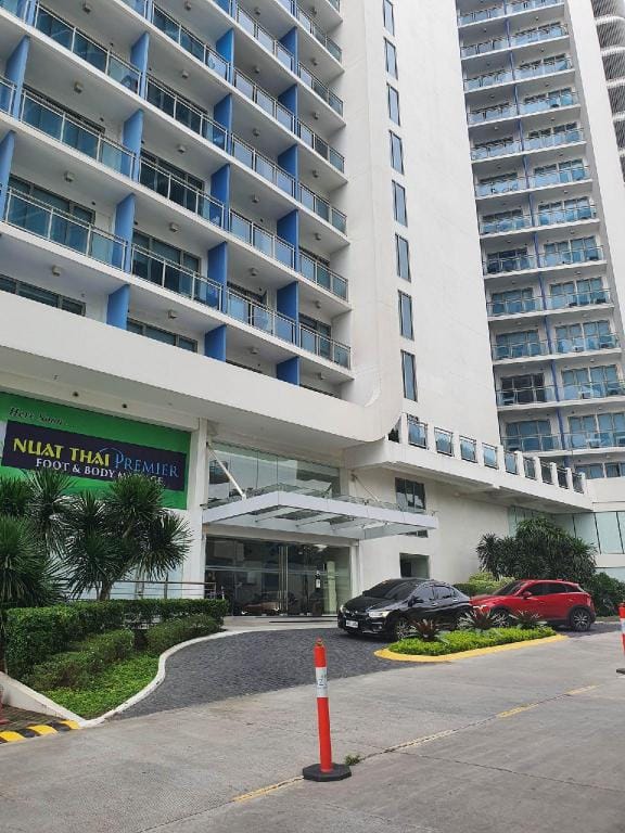 Azure Bahamas 531 1BR-4pax w/ View and Balcony Apartment in Paranaque