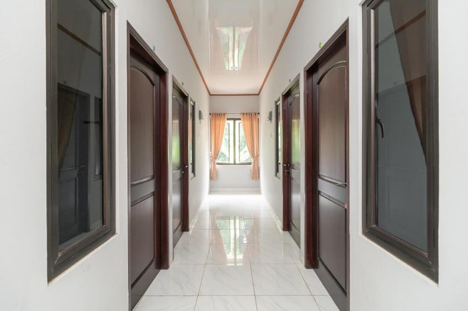 RedDoorz Plus near Jungleland Sentul Bed and Breakfast in West Java