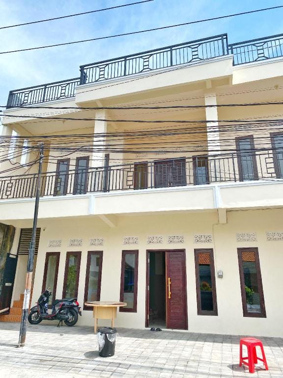 Holistic Stay - Taman Griya Residence Hotel in Kuta Selatan