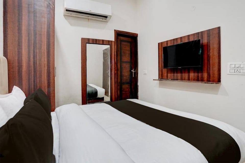 Super Collection O Patiala Road Crossway Zirakpur Formerly Lavish Hotel in Punjab, India