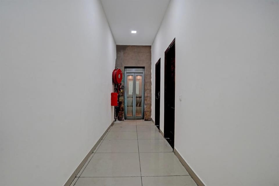 Super Collection O Patiala Road Crossway Zirakpur Formerly Lavish Hotel in Punjab, India