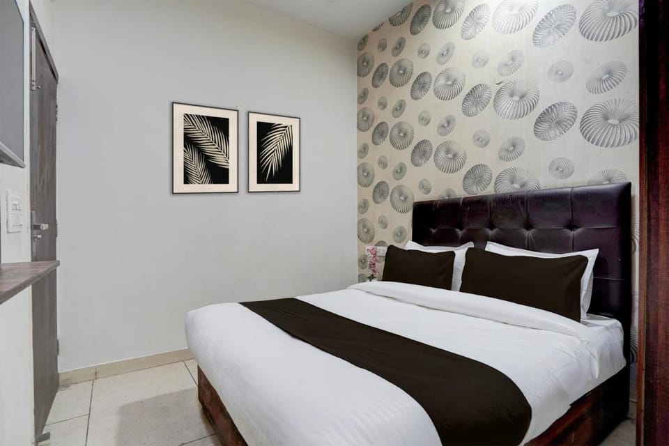 Super Collection O Patiala Road Crossway Zirakpur Formerly Lavish Hotel in Punjab, India