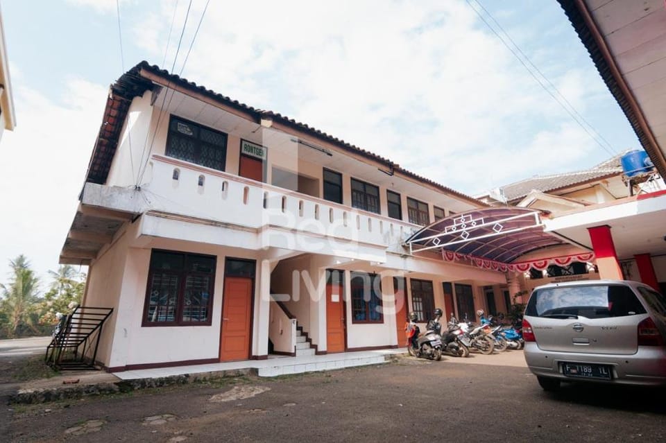KORPRI Live House RedPartner Hotel in West Java