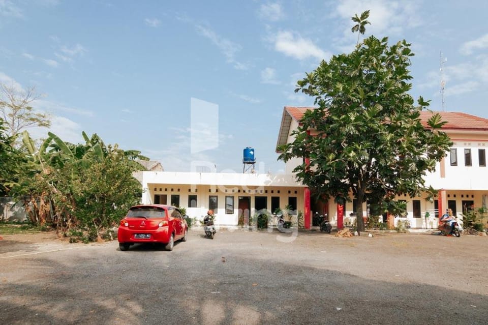 KORPRI Live House RedPartner Hotel in West Java
