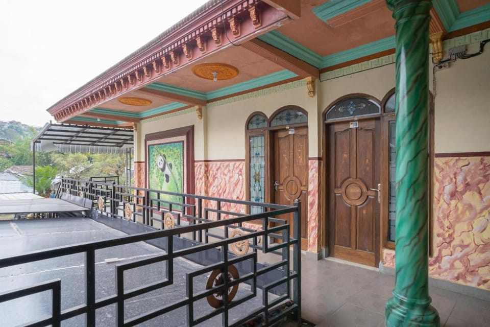 RedDoorz Syariah near Batu Night Spectacular 3 Hotel in Batu