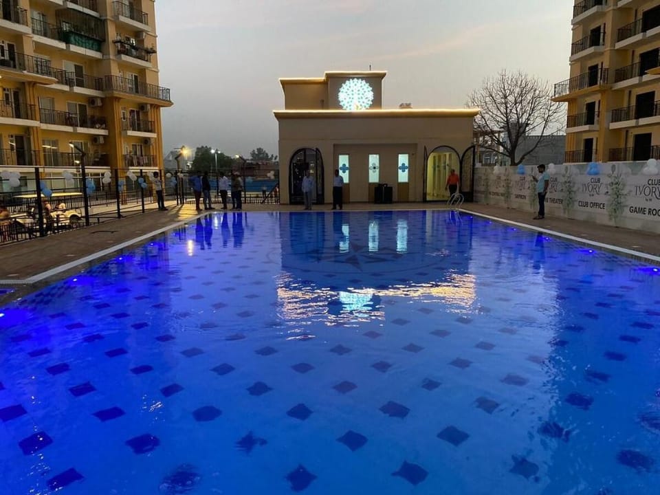 Spacious 3 bedroom Flat with essential amenities Apartment in Lucknow