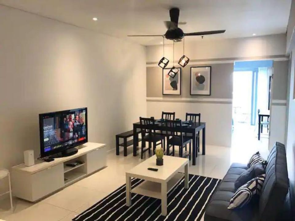 Two BedroomI 500MB Wifi I Netflix INear KLCCIMercu Apartment in Federal Territory of Kuala Lumpur