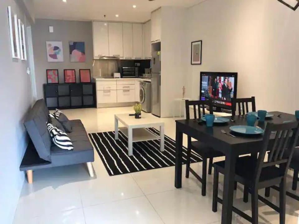 Two BedroomI 500MB Wifi I Netflix INear KLCCIMercu Apartment in Federal Territory of Kuala Lumpur