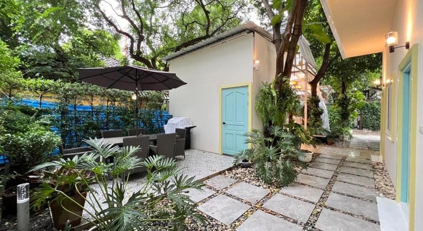 Warm White Hua Hin House Bed and Breakfast in Nong Kae