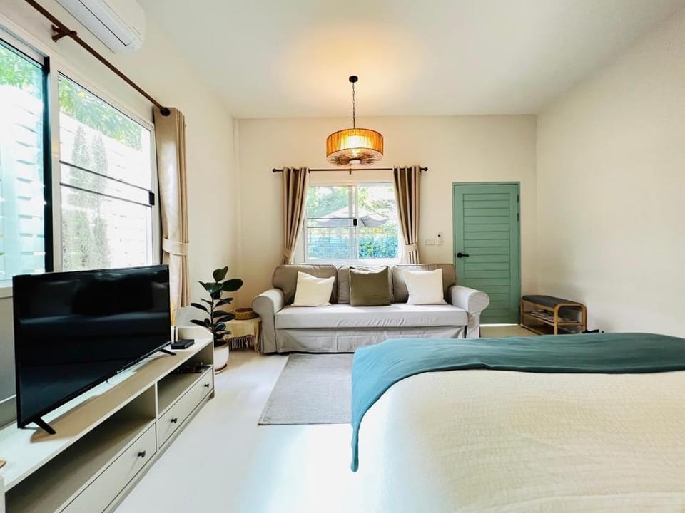 Warm White Hua Hin House Bed and Breakfast in Nong Kae