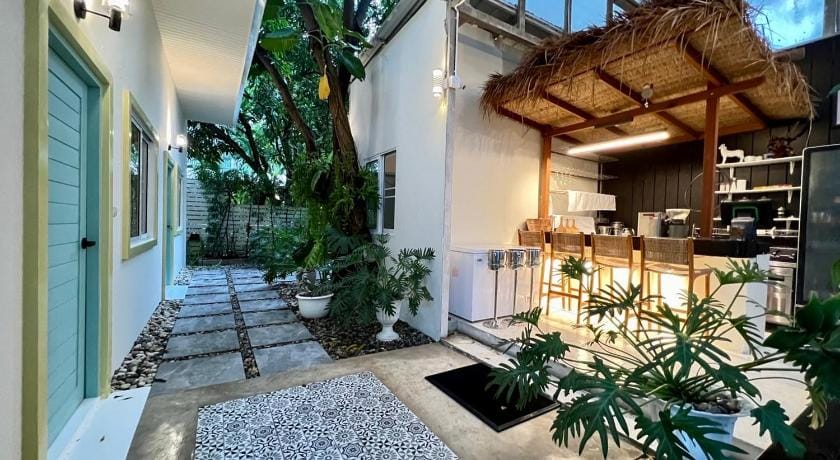 Warm White Hua Hin House Bed and Breakfast in Nong Kae
