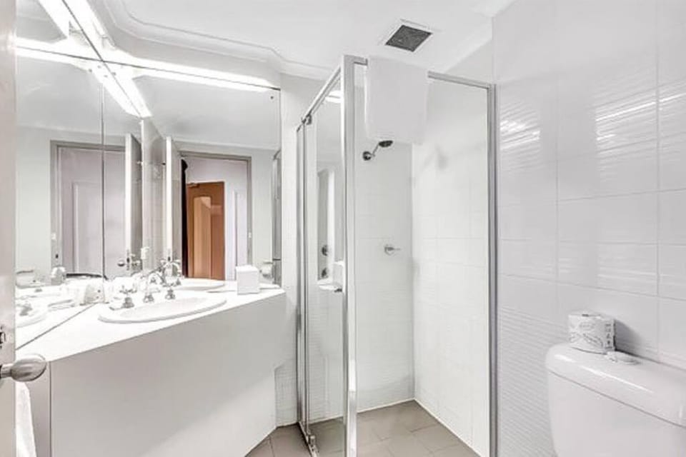 Studio 427/247 gouger st ex hotel room in city Apartment in Adelaide