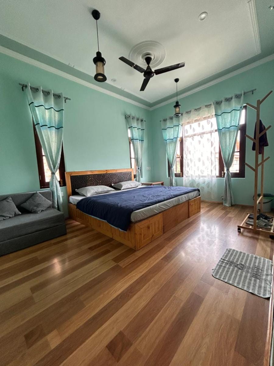 John's Homestay Srinagar - 6-Bed Dorm & Private Rooms Hostel in India