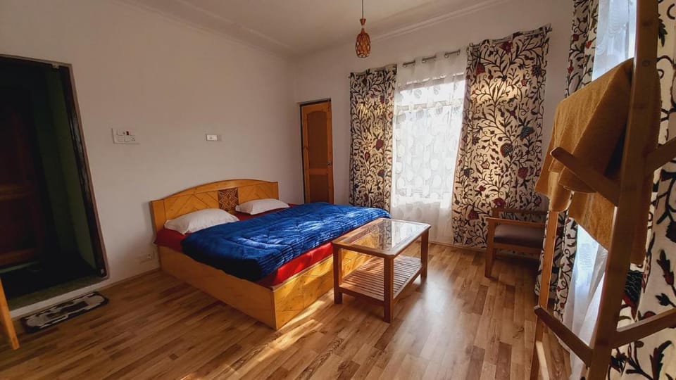 John's Homestay Srinagar - 6-Bed Dorm & Private Rooms Hostel in India