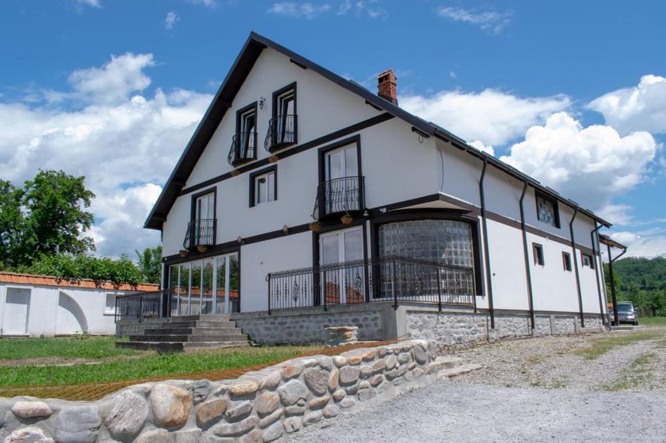Big room with king size bed with private bathroom Apartment in Romania
