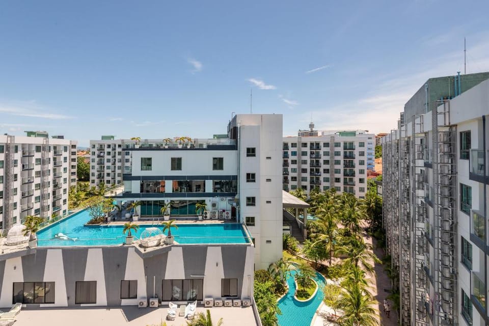 XXXL Pool Resort ★ Fast WIFI ★ Pool View Balcony Apartment in Pattaya City