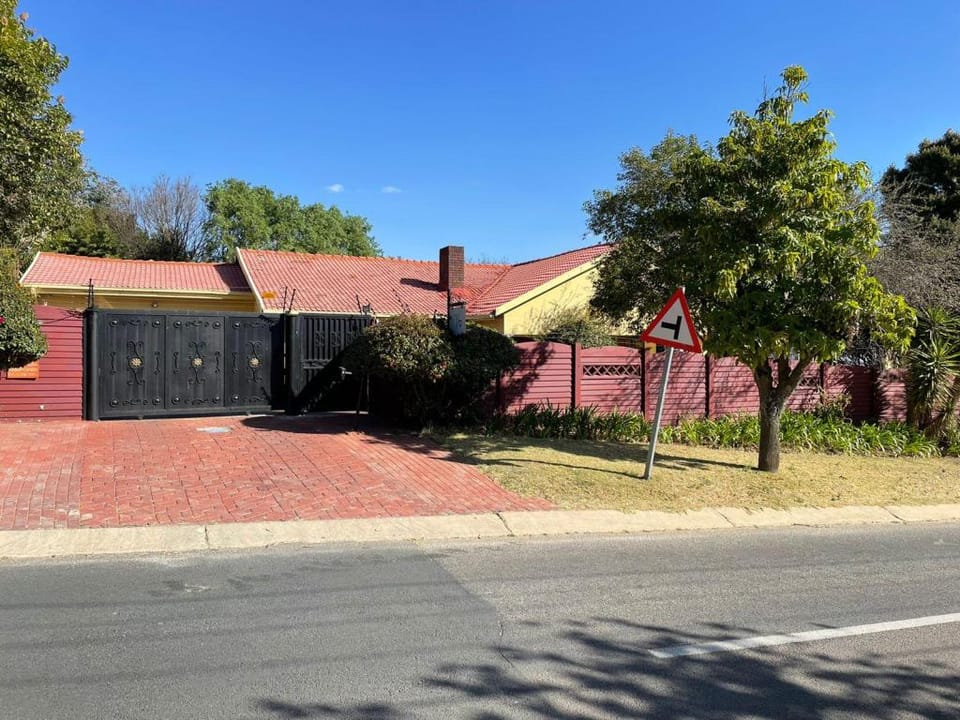 We are here to serve you! 76 Darwin Guest House  Vacation rental in Sandton