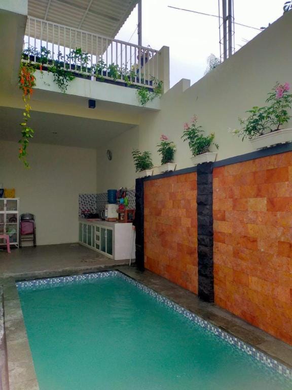 Homestay Amsterdam. 2 lantai, kolam renang pribadi Villa in Batu